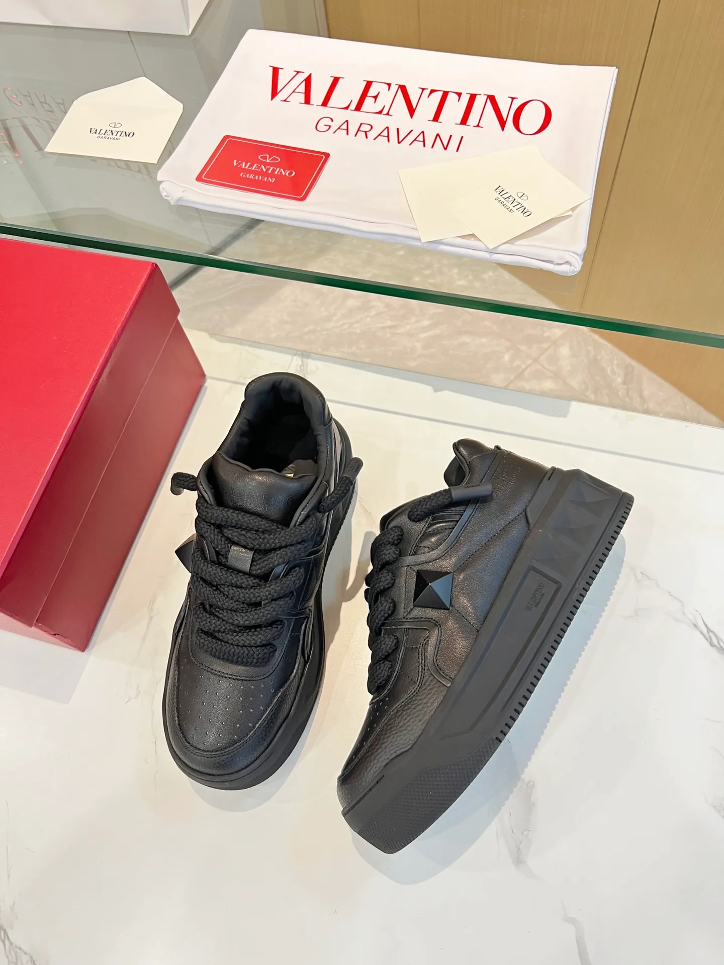 👟👟Ex-factory price 640👟👟 𝑽𝒂𝒍𝒆𝒏𝒕𝒊𝒏𝒐Valentino 𝑶𝒏𝒆𝑺𝒕𝒖𝒅 Couple sneaker series Valentino 2023 new couple sneakers are on sale. The original Z👟👟 was purchased and dismantled at the ex-factory price. Repeated pattern making and modifications. We strive to restore it one to one! Top luxury masterpiece. Signature rivet design. Soft and comfortable genuine sheepskin brings excellent and elegant texture and excellent on-foot comfort. Top purchasing version upper: imported calfskin surface/original oil edge craftsmanship. Lining: water-dyed cowhide lining. Outsole: original development 𝐓𝐏𝐔 two-color combination outsole. Packaging: original configuration complete package. Code number: 34-𝟒𝟓